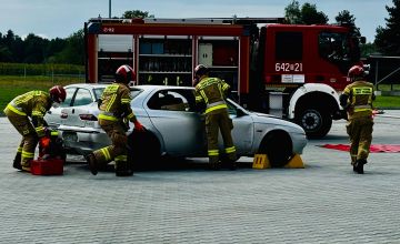 Pokaz działań strażaków przy samochodzie osobowym.